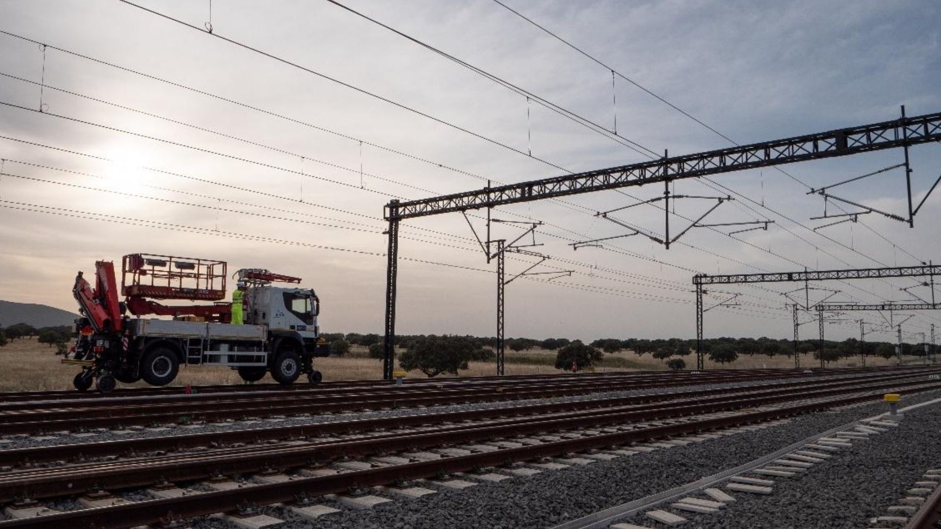 Colocación de la catenaria en el tramo que va desde Talayuela a Plasencia