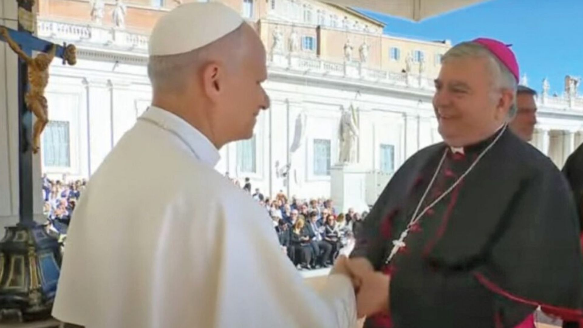 El papa León XIV saluda al arzobispo de Mérida-Badajoz, José Rodríguez Carballo, en la plaza San Pedro en Roma