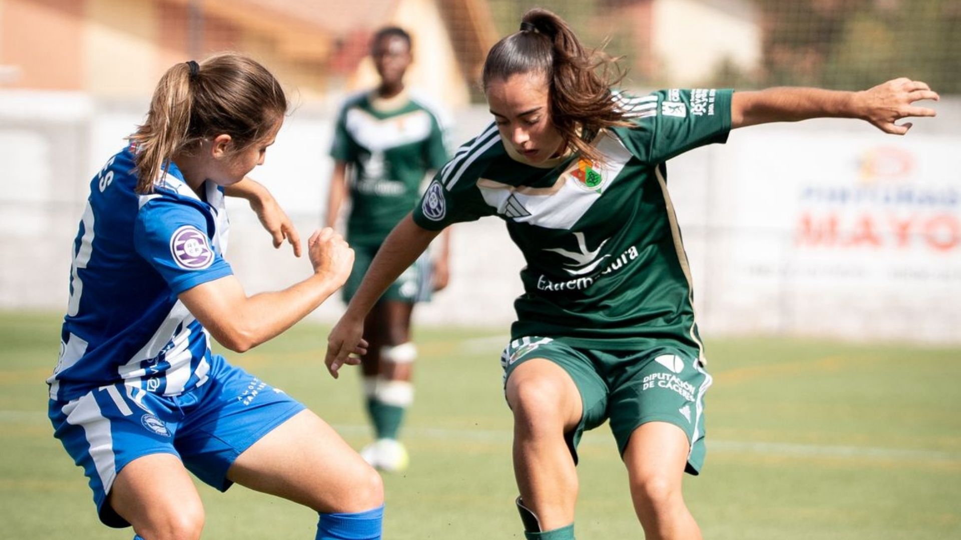 Disputa de un balón durante el partido