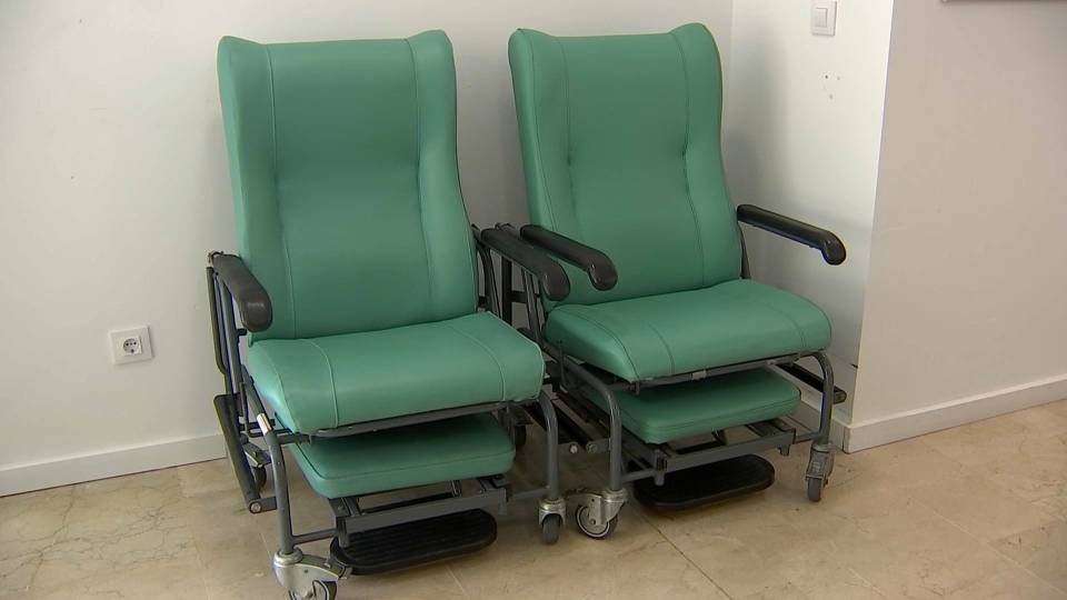 Sillones verdes dentro de una estancia de un hospital extremeño