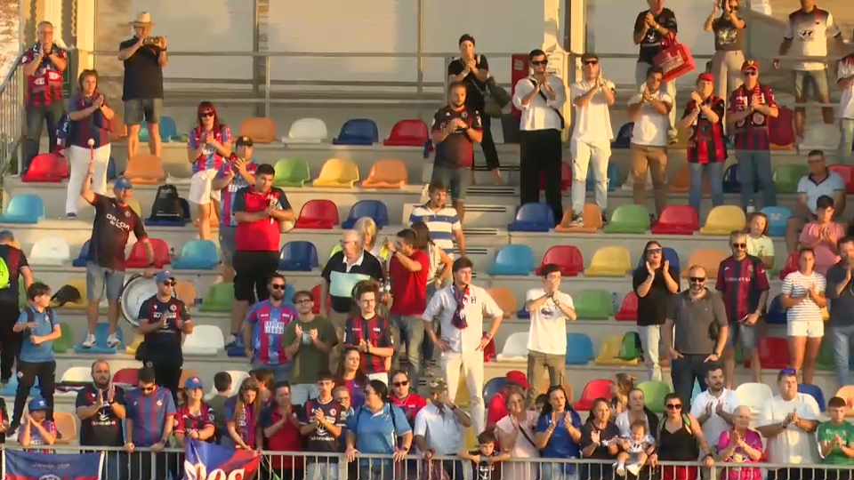 Aficionados del CD Extremadura presencian el encuentro de su quipo frente al Antoniano