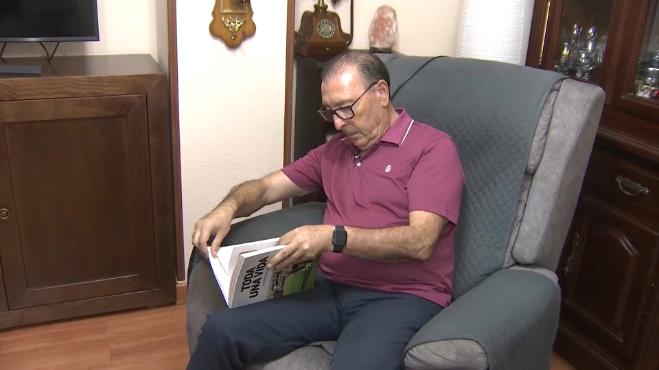 Luis Rodríguez Ardila posa con su libro "Toda una vida"
