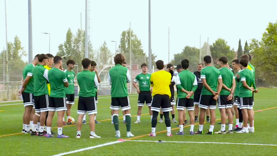 Plantilla y cuerpo técnico del Cacereño durante una sesión de entrenamiento