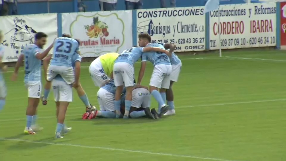 Jugadores del Coria celebran uno de los goles logrados en el partido