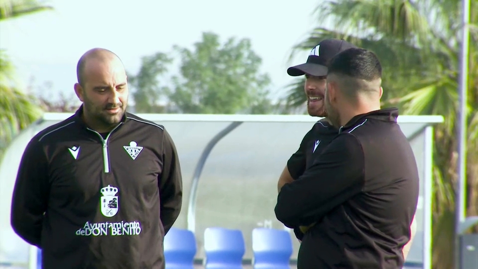 José Carlos Prieto, técnico del CD Don Benito, durante un entrenamiento