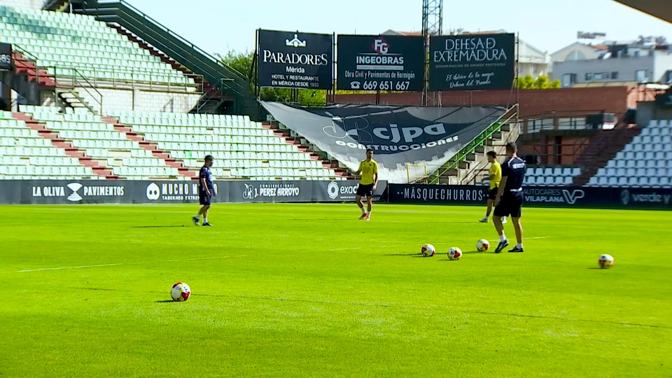 El Mérida se entrena en el estadio Romano
