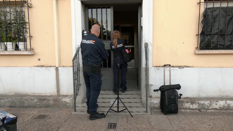 La Policía accede al interior del bloque de viviendas para continuar la investigación