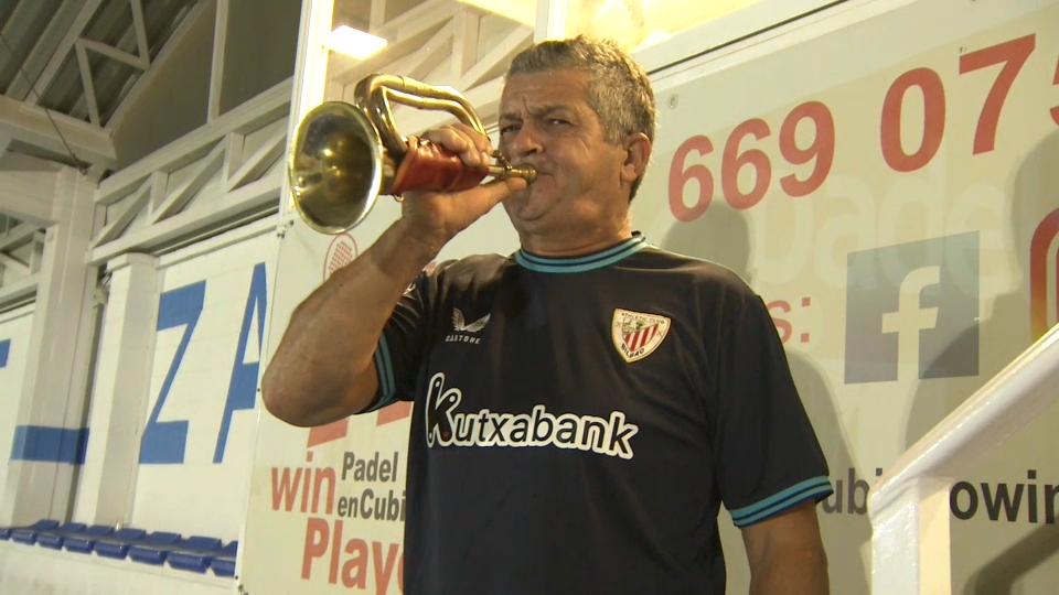 Manolo Soltero tocando la corneta durante un partido del Puebla