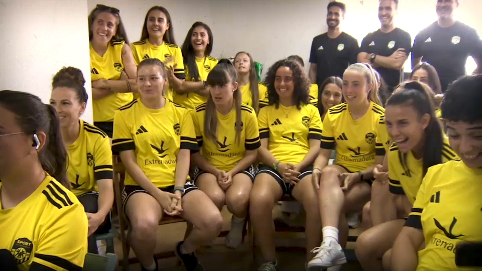 Jugadoras del Sport Extremadura mientras veían el sorteo de la Copa de la Reina