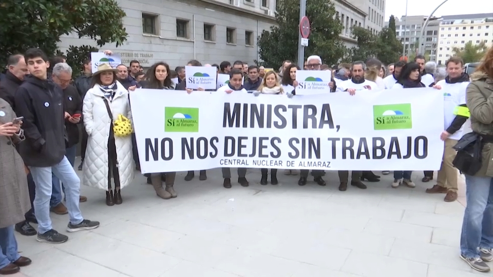 Protesta de varios colectivos, ante las puertas del Ministerio, para reclamar la continuidad de Almaraz