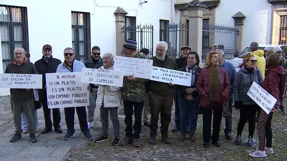 Vecinos de Cuartos del Baño protestan frente al Ayuntamiento de Cáceres