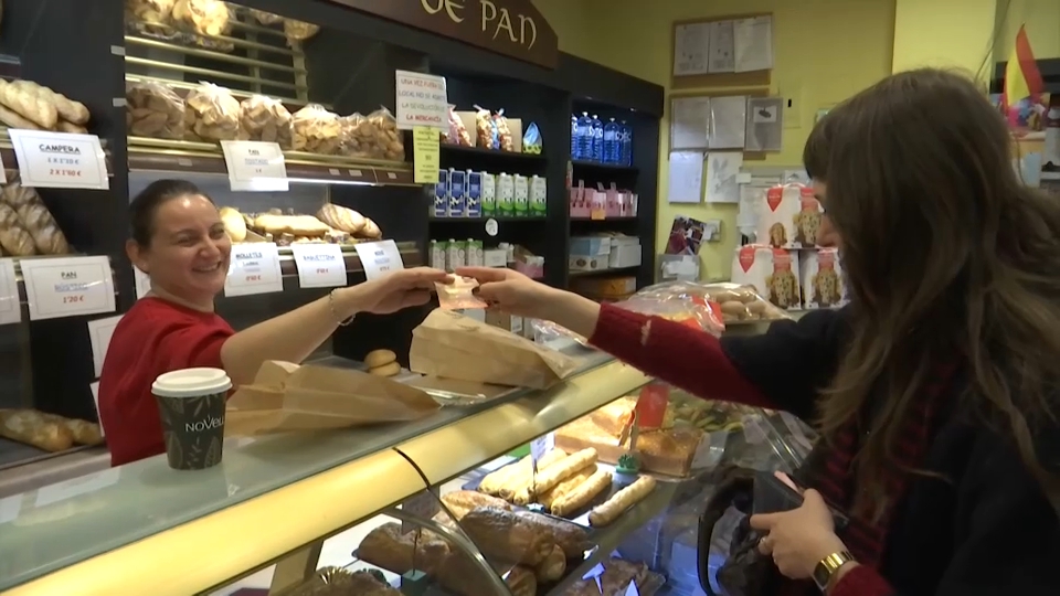 Mujer pagando en efectivo