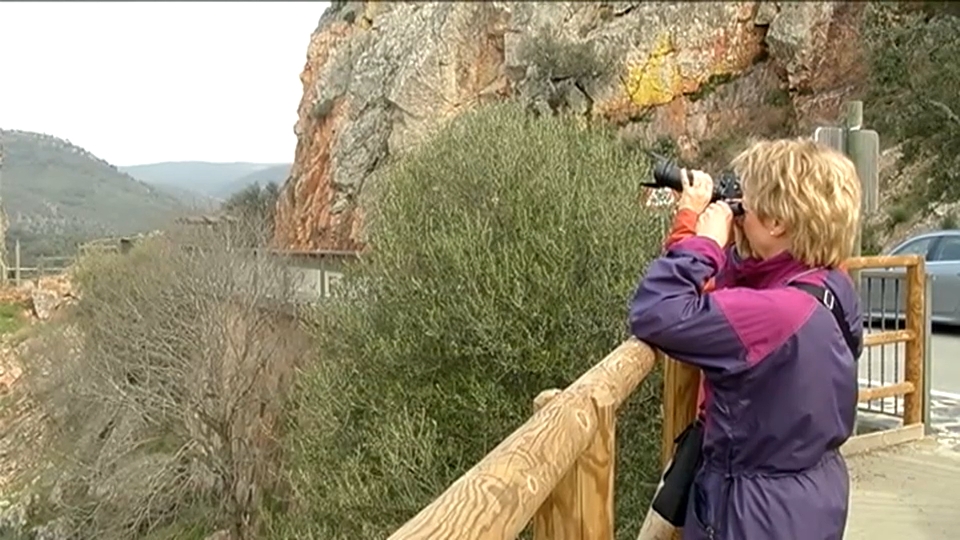 Mujer observando desde un mirador en Extremadura