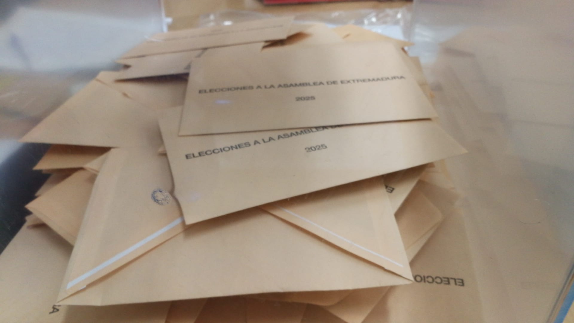 Papeletas dentro de los sobres de una de las urnas de las elecciones autonómicas de Extremadura del 21 de diciembre de 2025