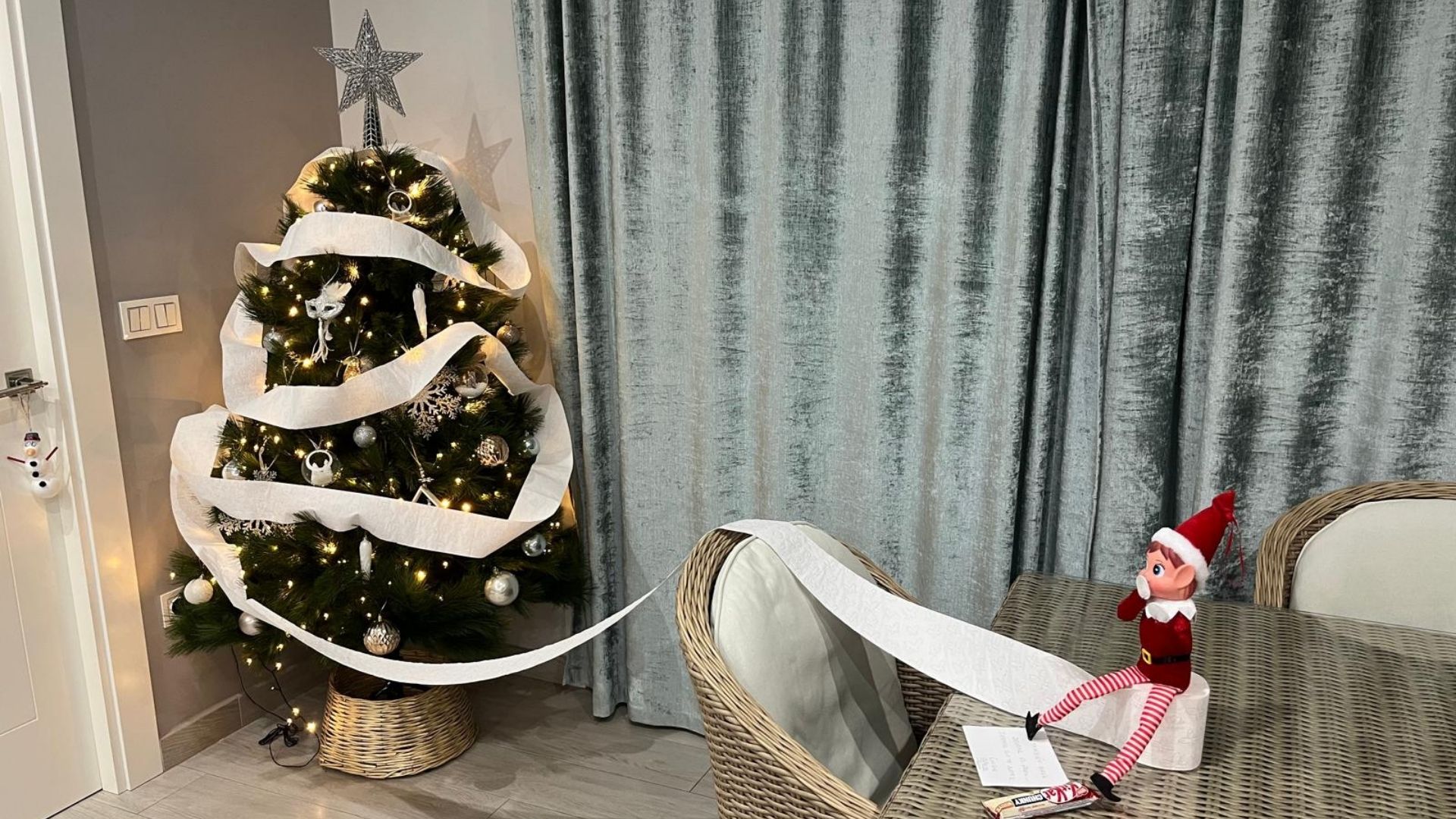 Los elfos realizan travesuras antes de la llegada de Papa Noel