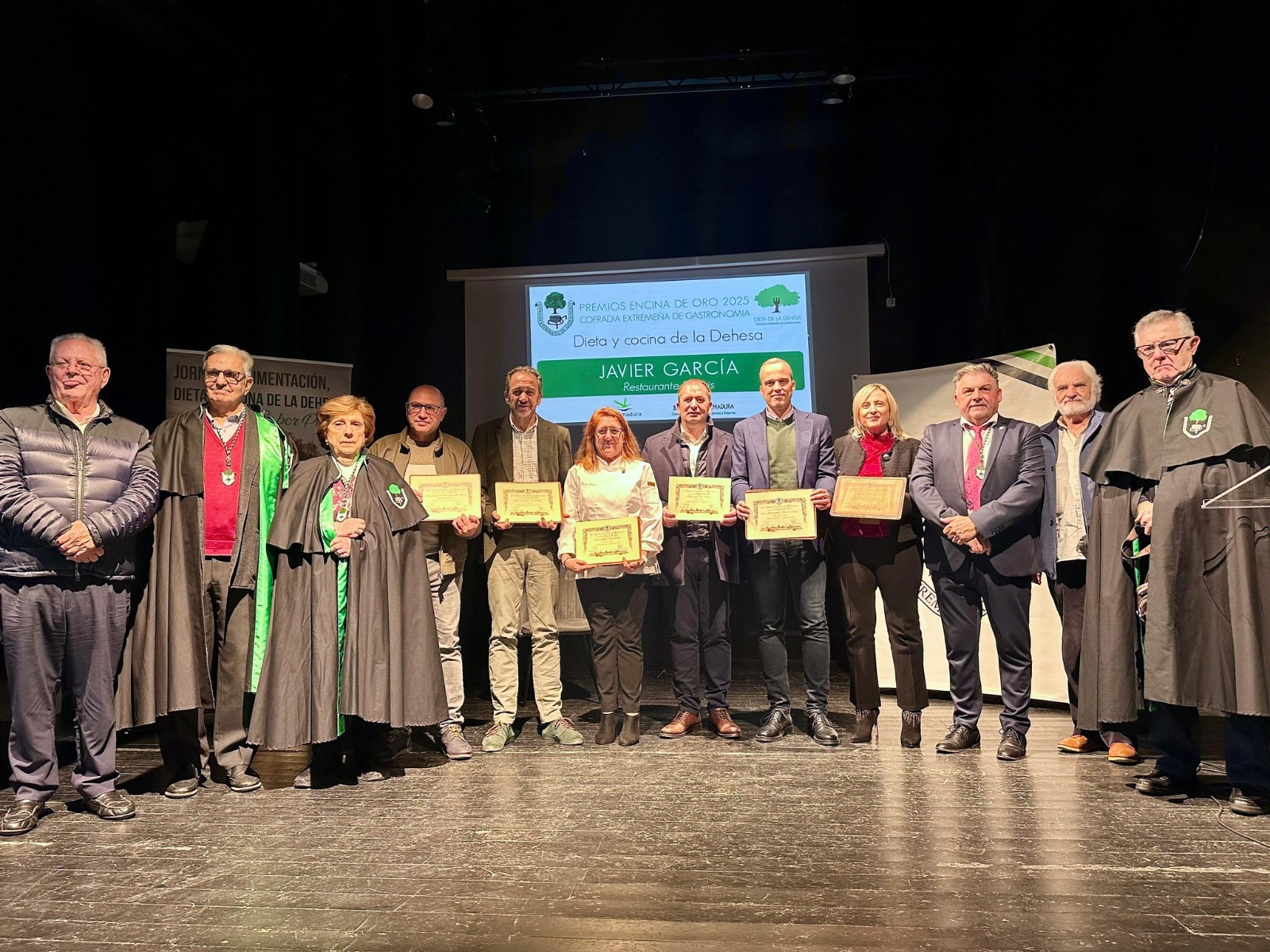 Foto de familia con representantes y premiados