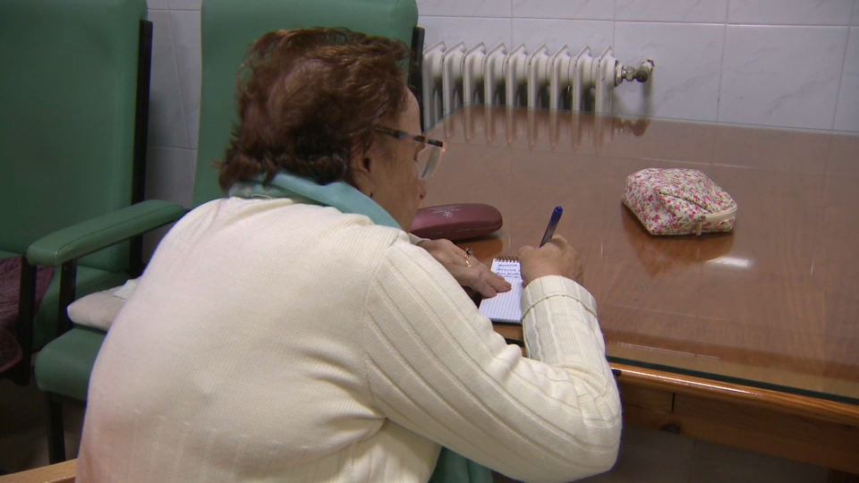 Los mayores de la Residencia de Ancianos Santa Teresa de Jornet de Mérida escriben sus cartas a los Reyes Magos