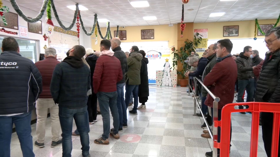 Colas en un cocedero de mariscos en Badajoz el día de Nochebuena
