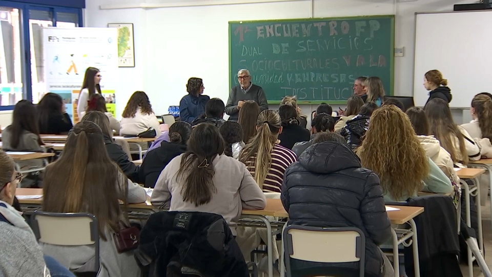 Encuentro entre alumnos de Formación Profesional Dual y empresas en el Instituto Santa Eulalia