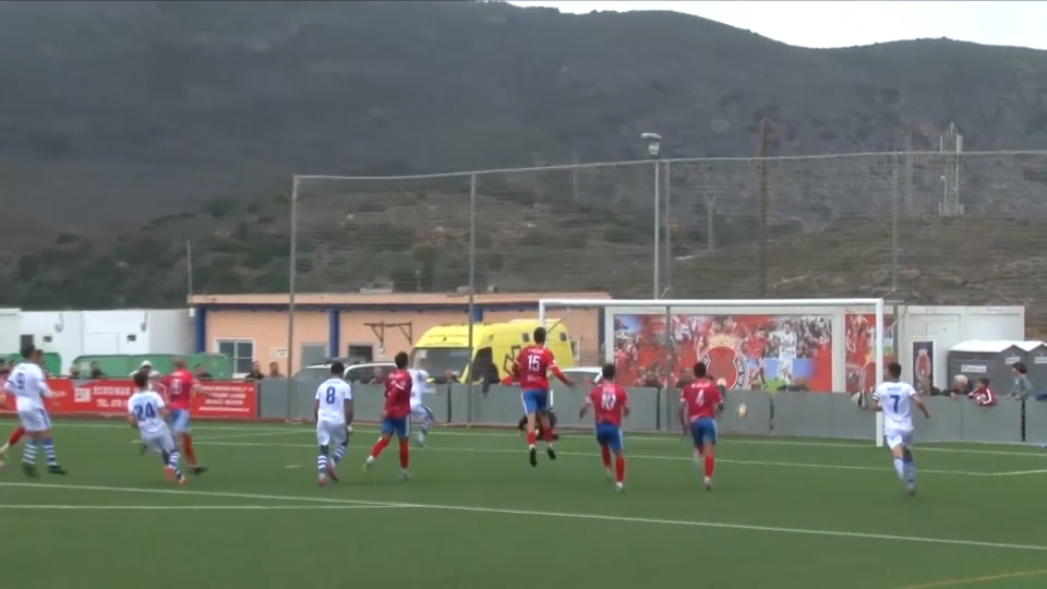 Lance del juego durante el partido entre el Extremadura y el Deportiva Minera