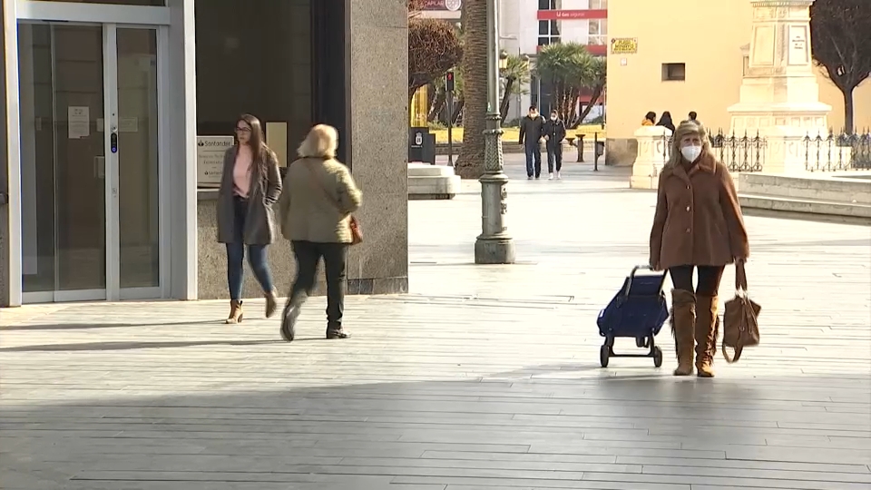 Extremeños paseando, algunos con mascarilla, durante el mes de diciembre de 2025