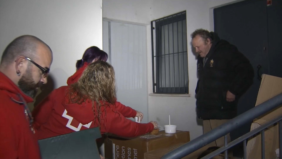 Voluntarios de Cruz Roja atienden a personas que duermen en la calle en Cáceres, durante las épocas de más frío