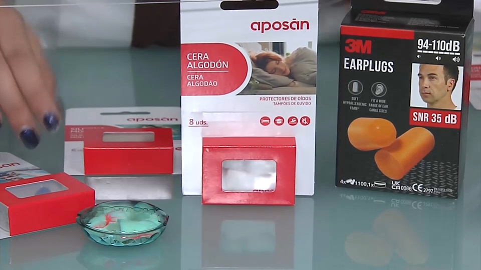 Tapones en el mostrador de una farmacia