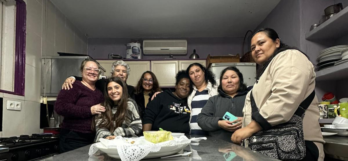 Mujeres Sembrando en la cocina del Sitio de las Mujeres