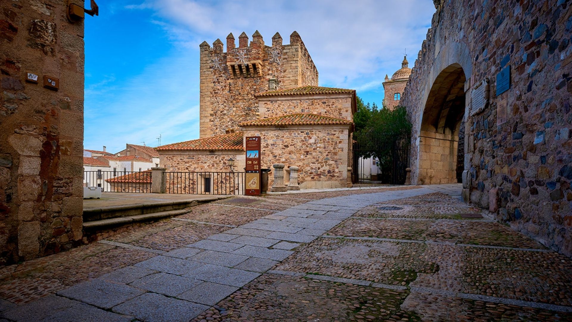 Imagen de la Torre de Bujaco y el Arco de la Estrella en Cáceres