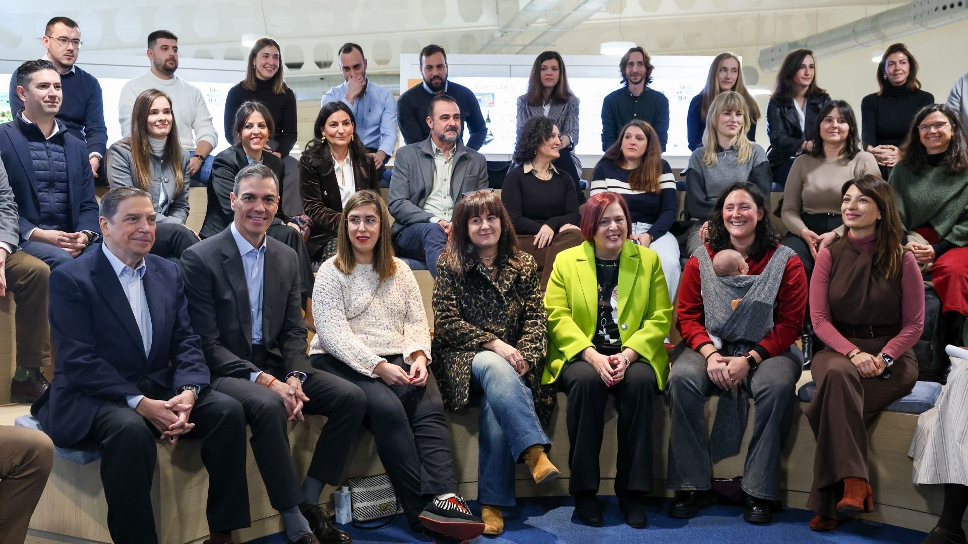 El presidente del Gobierno, Pedro Sánchez, acompañado por el ministro de Agricultura, Luis Planas, durante el acto de presentación de las medidas para facilitar el acceso a la actividad agraria, en el iHub La Vega Innova, a 14 de enero de 2026