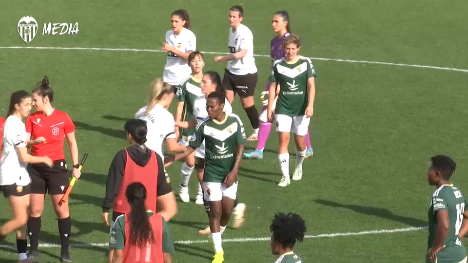Saludos entre las jugadoras del Valencia y del Cacereño tras el final del partido