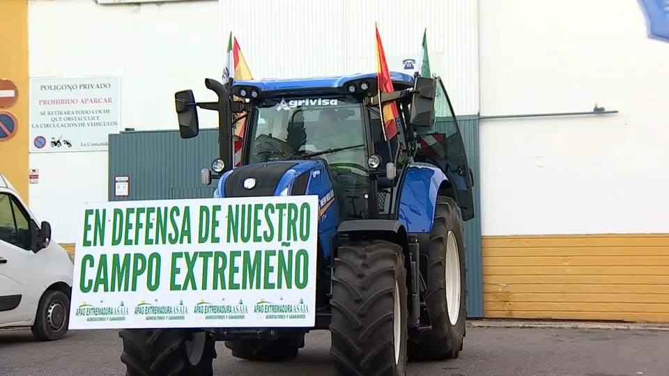 Tractor, con un mensaje de protesta en defensa del campo extremeño