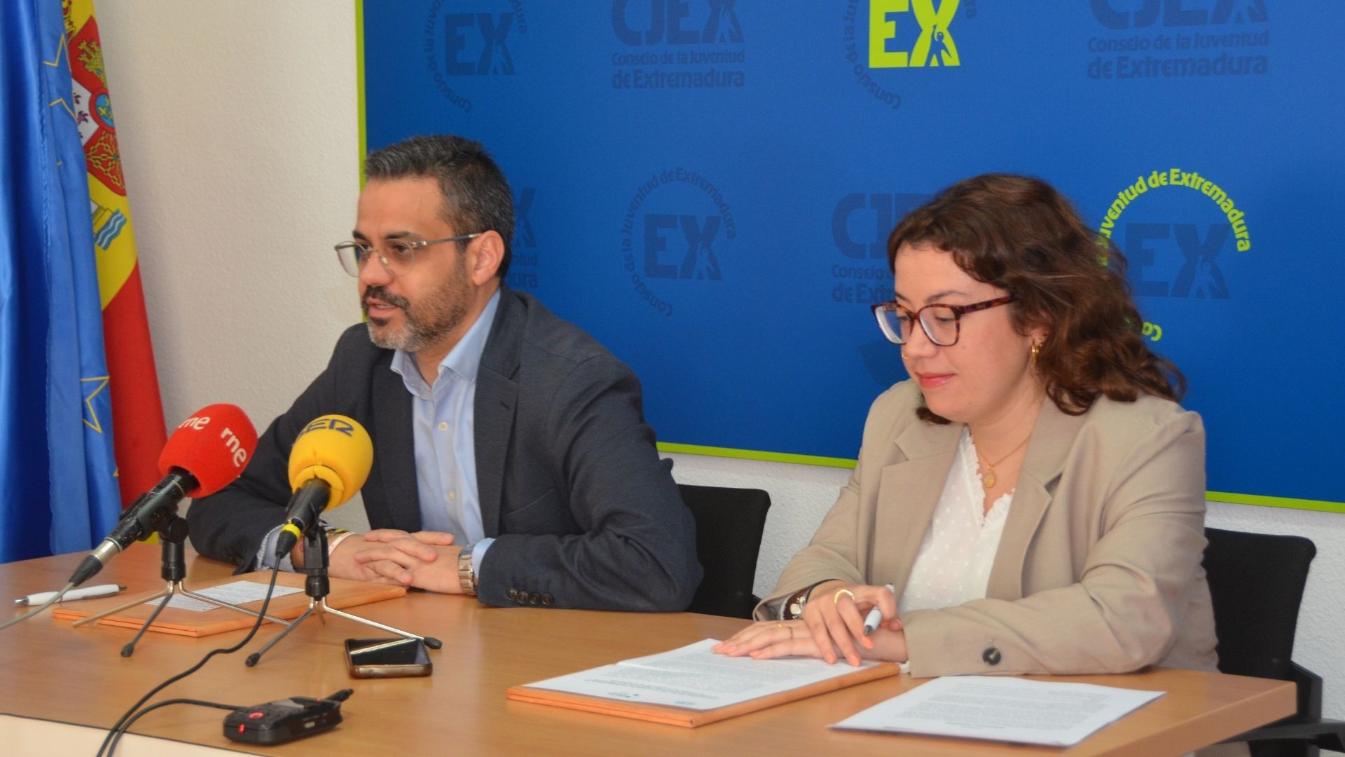 El presidente de la Fempex, Manuel José González Andrade, y la presidenta del Consejo de la Juventud de Extremadura, Lidia Solana, informan sobreu n acuerdo marco de colaboración - FEMPEX