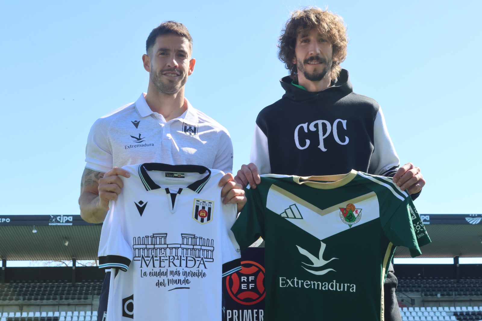 Felipe Alfonso, capitán del Mérida, y Javi Barrio, capitán del Cacereño, en la previa del derbi del Romano.