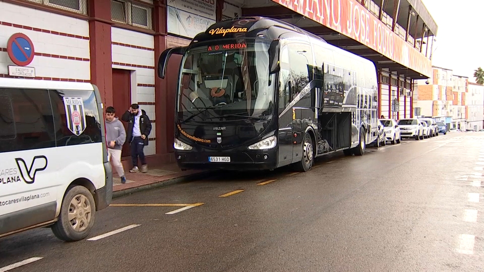 El autobús del Mérida parte hacia Ourense para disputar el siguiente partido de liga