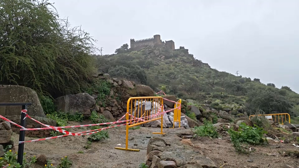 Desprendimiento en la ladera del castillo de Burguillos del Cerro