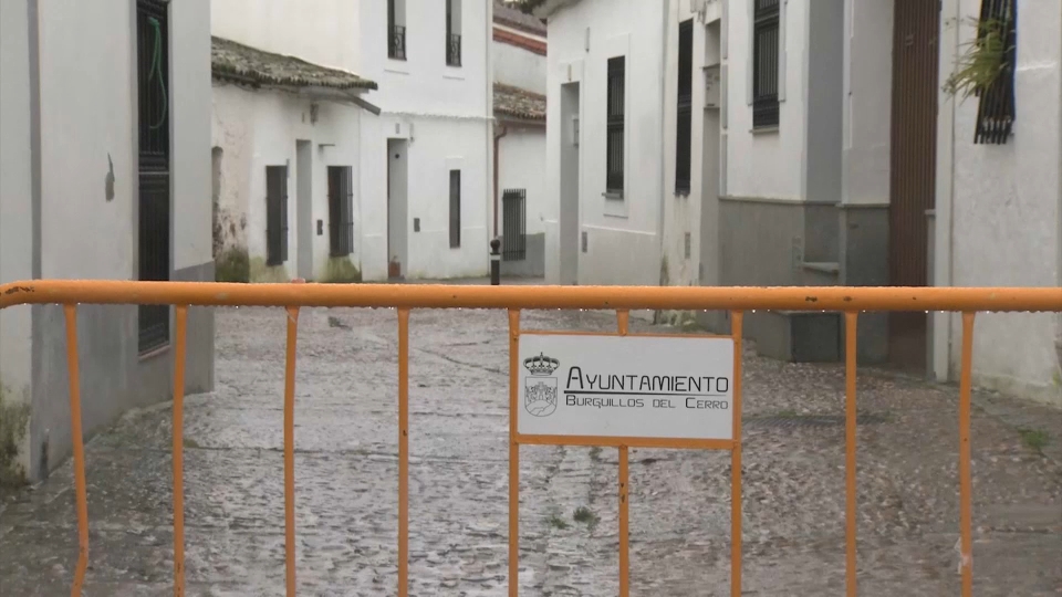 Calle cortada en Burguillos del Cerro