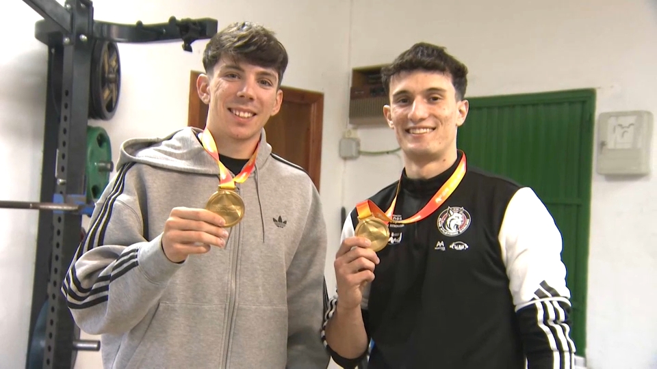 David García Zurita y Jorge Hernández posan con sus medallas de campeones nacionales