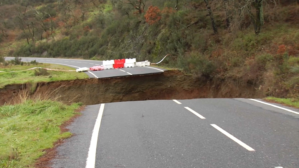 Imagen del socavón en la carretera que une Logrosán y Cañamero