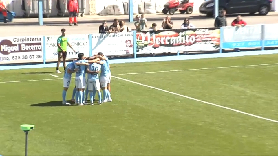 Los jugadores del Coria celebran el único gol del partido