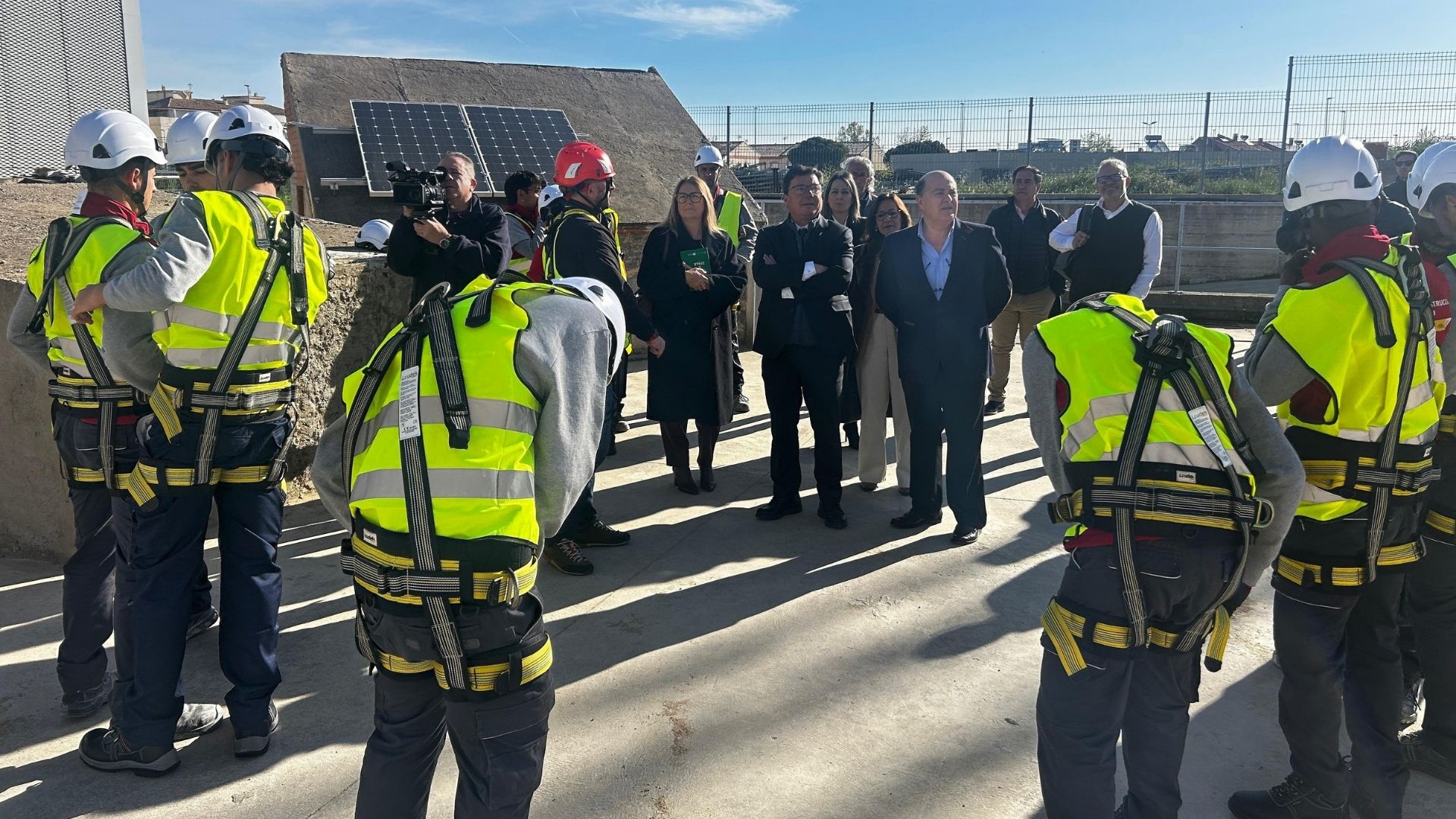 El consejero de Economía, Empleo y Transformación Digital en funciones, Guillermo Santamaría, visitando hoy el proyecto 'Mantenimiento y Rehabilitación de Edificios'