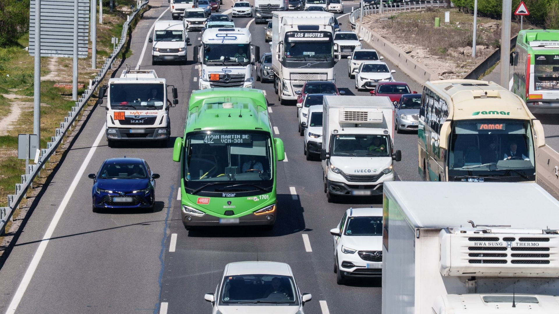 Decenas de vehículos durante la operación salida por las vacaciones de Semana Santa, en la A-4, a 27 de marzo de 2026, en Madrid