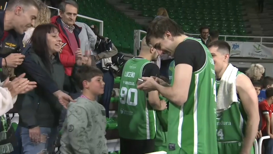 Jugadores del Cáceres con la afición tras la victoria ante Gijón
