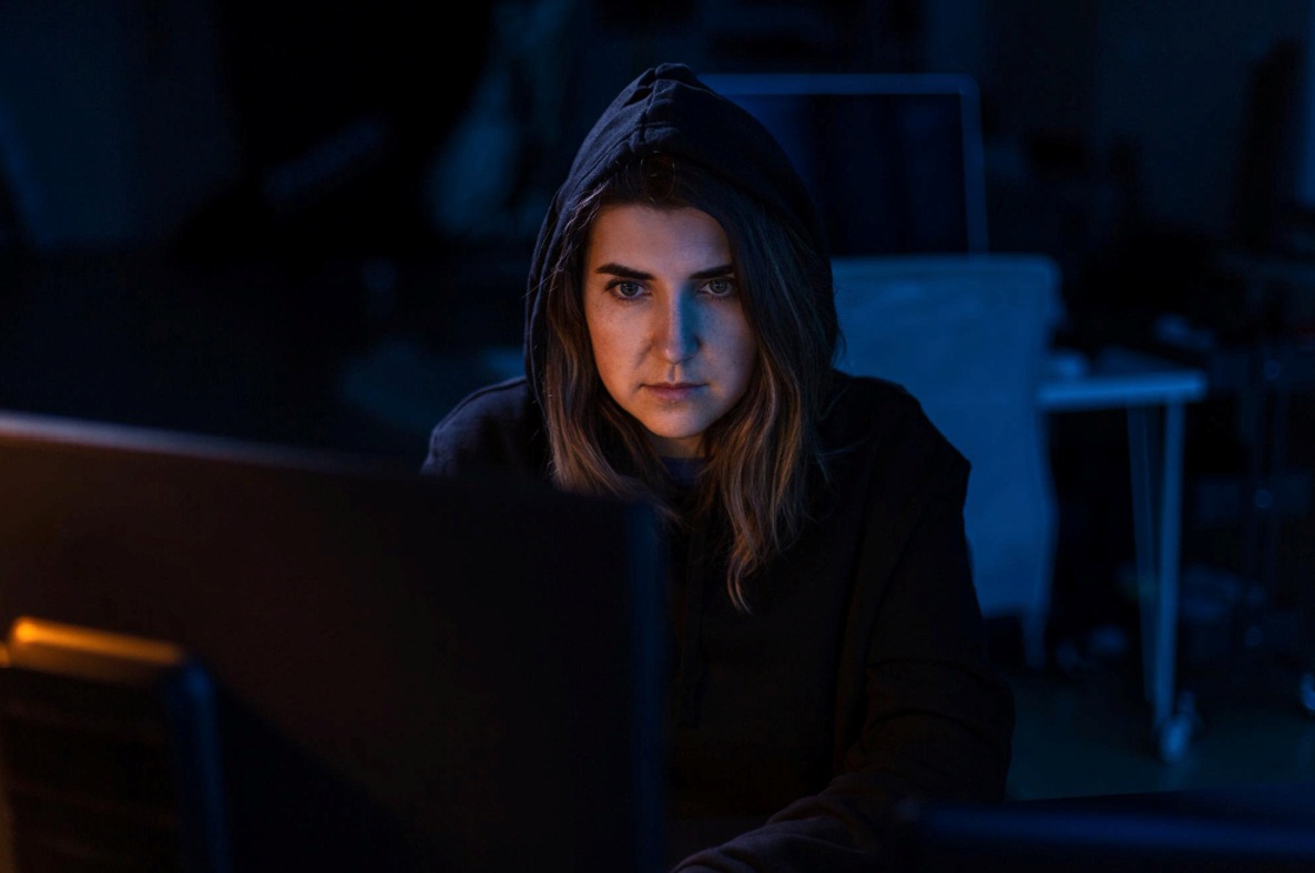 Mujer en penumbra con su PC