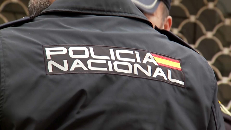 Policía Nacional de espaldas en una imagen de archivo