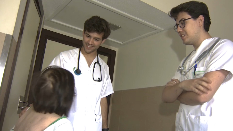 Médicos residentes atendiendo a una paciente en una imagen de archivo. 