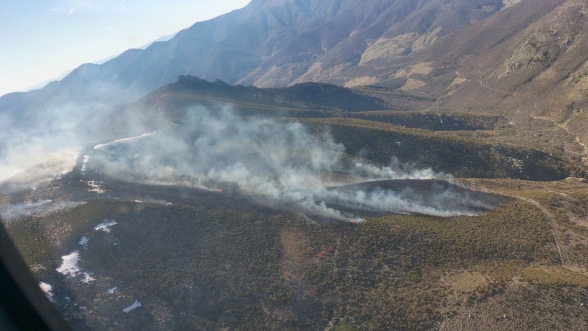 Imagen aérea del incendio en Tornavacas el 1 de abril de 2026
