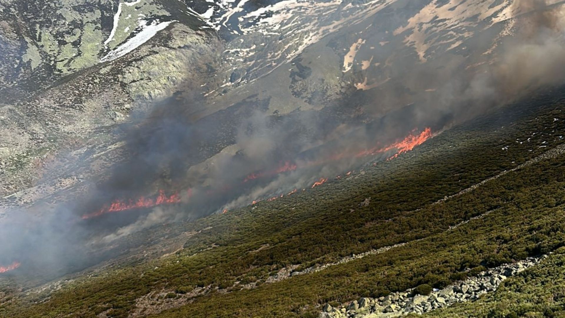 Imagen del incendio forestal en Tornavacas el pasado miércoles 1 de abril de 2026