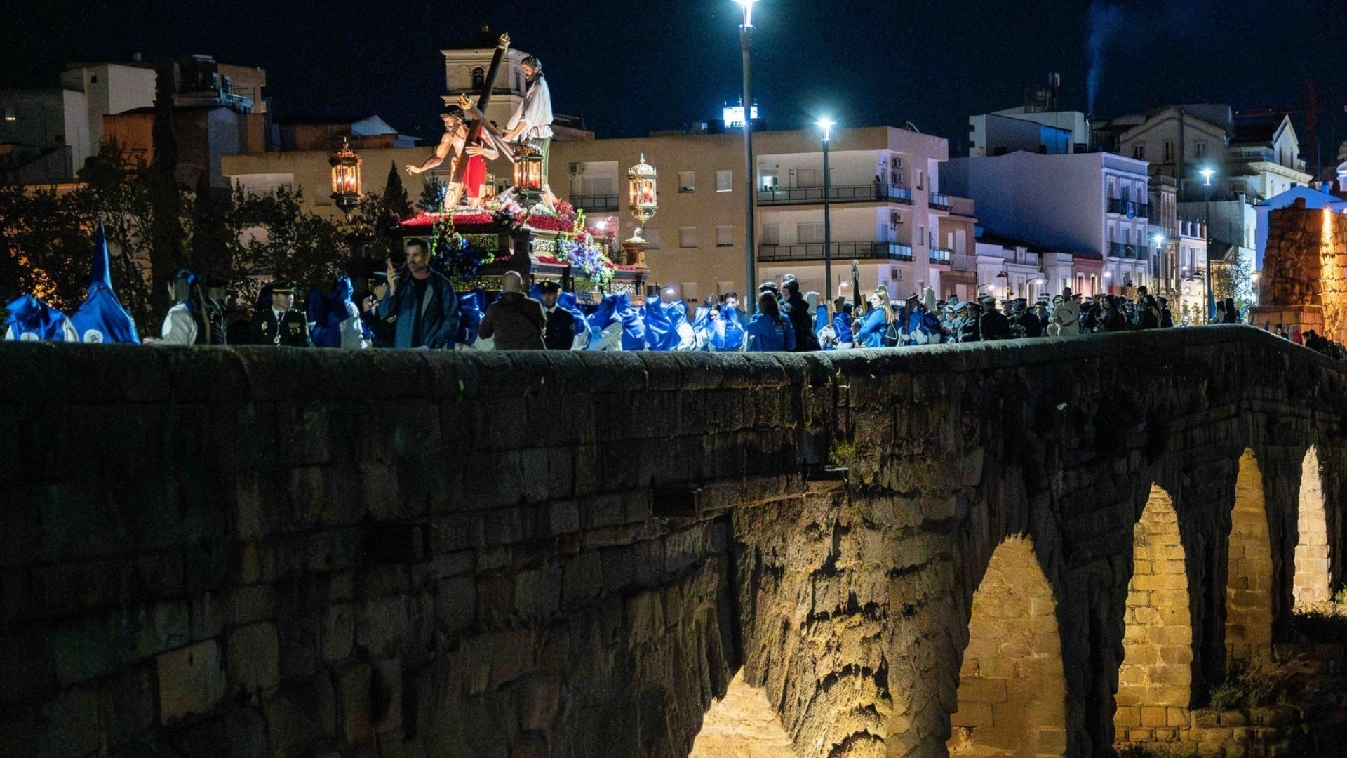 Procesión de las Tres Caídas a su paso por el Puente Romano de Mérida
