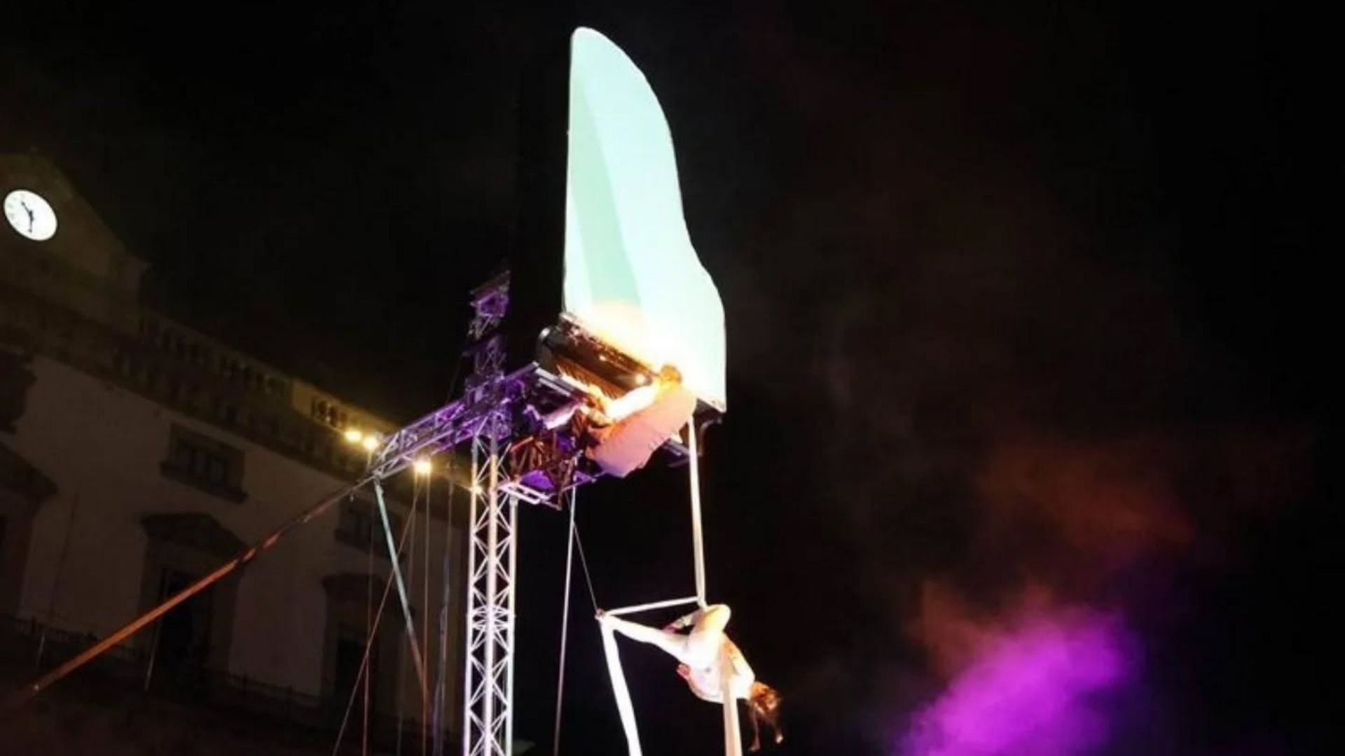 Piano suspendido en el aire durante la celebración de los 100 años del Gran Teatro de Cáceres